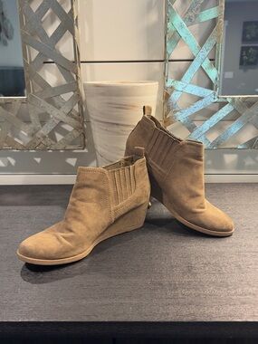 Dolce Vita Women’s Tan Suede Wedge Ankle Boots